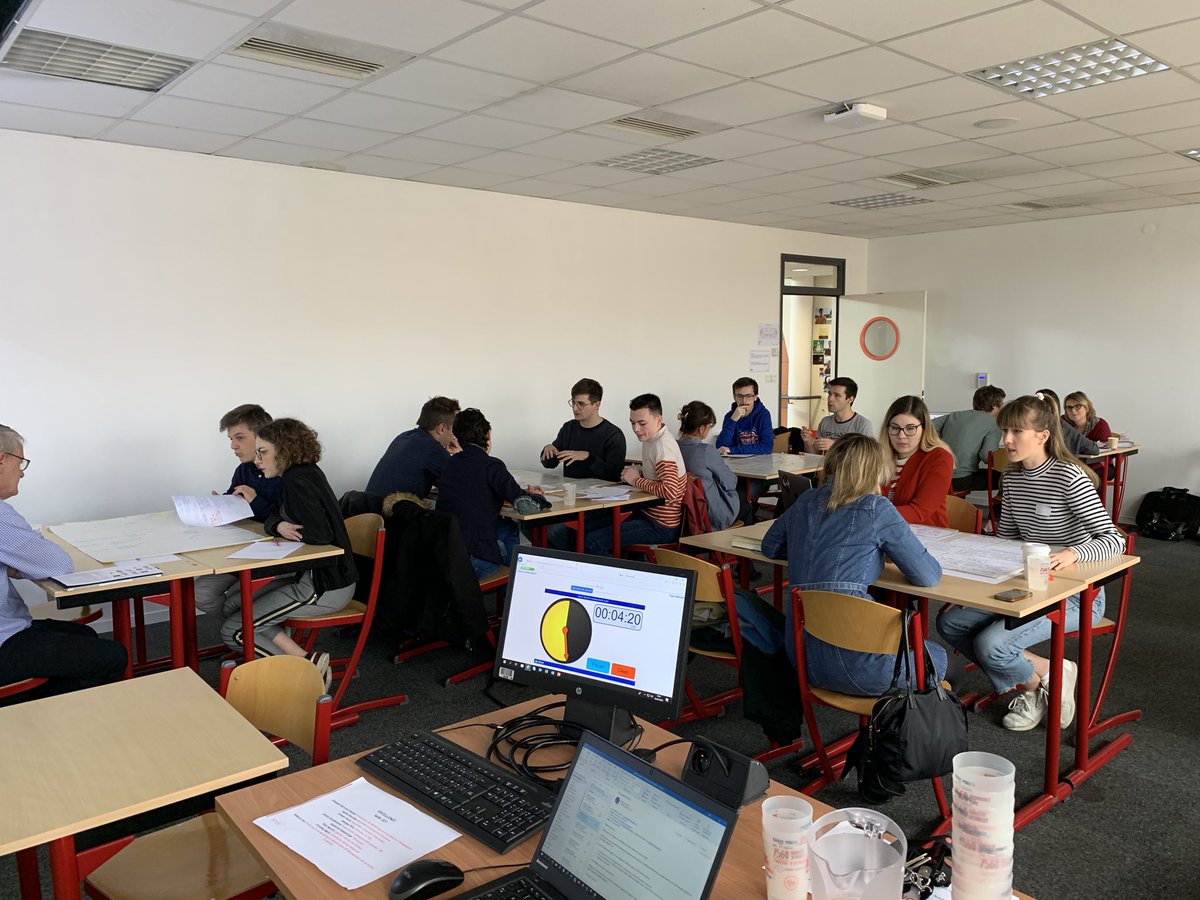 v_belhassen's tweet photo. Les experts #SEMIS2020 de @tbs_education découvrent les projets et échangent avec les étudiants afin de faire évoluer et améliorer leurs solutions. Un vrai moment d’échanges productifs #DefiExcellence https://t.co/Q6xMhSKScr
