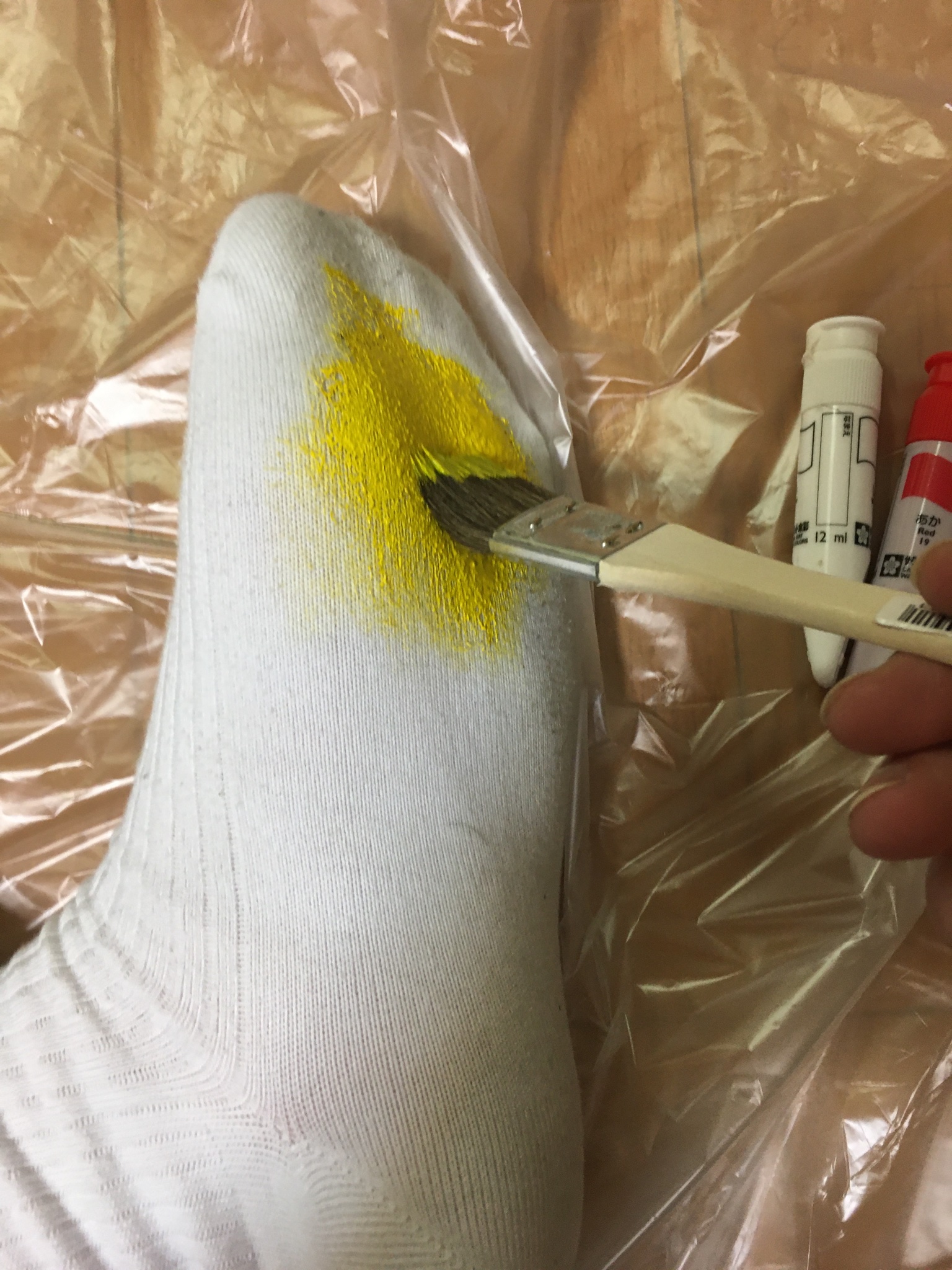 Uzivatel カズマ Na Twitteru まず左足から 白靴下に黄色と赤の絵の具を筆で塗り塗り First From My Left Foot Yellow And Red Paints Are Spreaded With Brush On The White Sock T Co Uxv8qdf6na