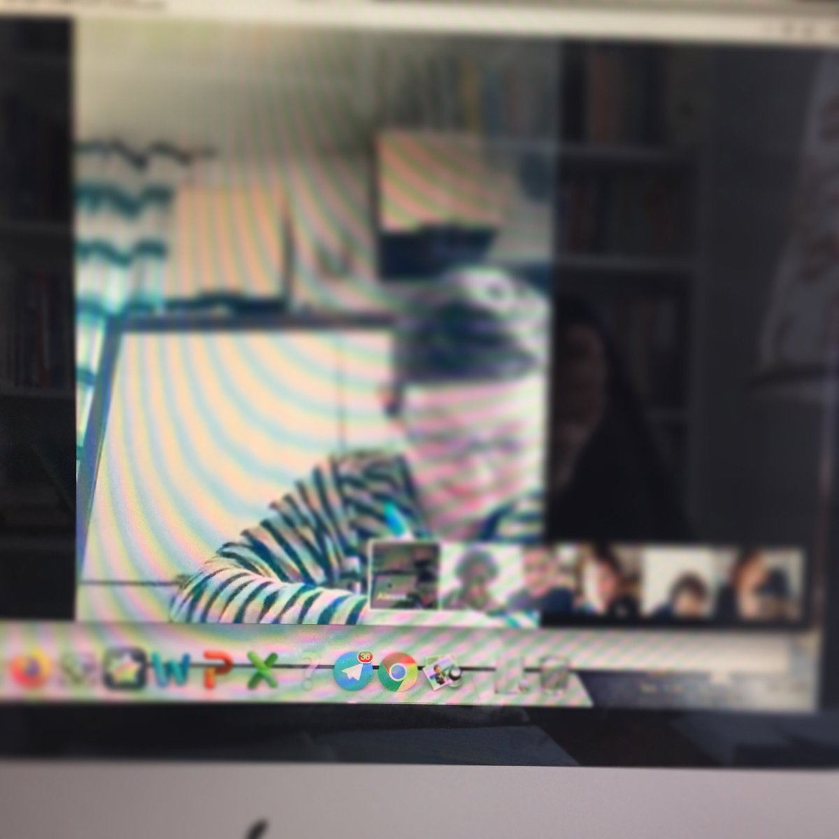 Writing workshop a distanza. Quando la Minilesson la devi per forza fare mini. #lascritturanonsiferma #wrw #writingandreadingworkshop #laletturanonsiferma #tuttiacasa <a href="/IWTeachers/">ItalianWritingTeachers</a> #minilesson <a href="/WriteWorkshop/">WritingWorkshop</a> #homeschooling #weloveschool