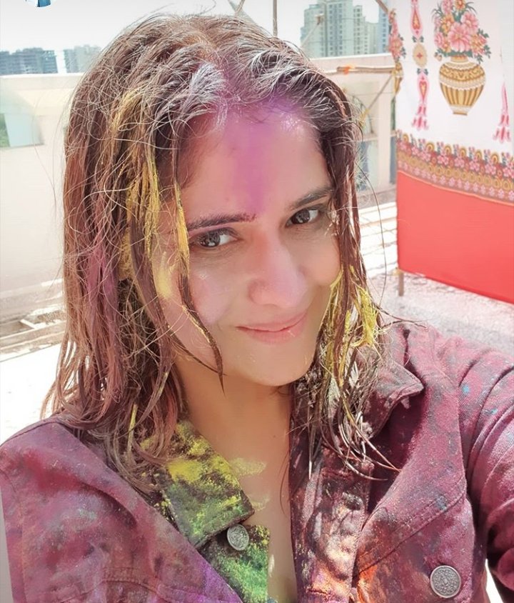 ArtiSingh005's tweet photo. Holiii Haiii!!!💃❤💙 Happy Holi everyone! 🧡😀 https://t.co/l9oUuxkltb