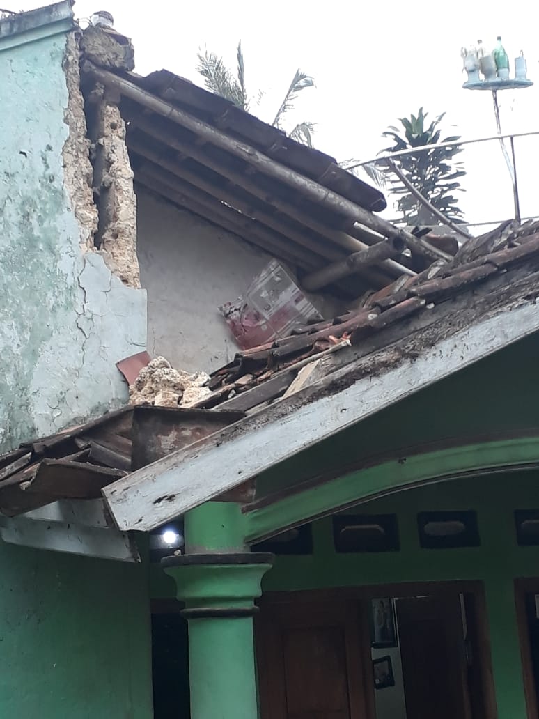 Sejumlah rumah di Sukabumi runtuh akibat gempa, Selasa (10/3/2020). Gempa dengan magnitudo 4,9 dua kali mengguncang wilayah Sukabumi, Jawa Barat, pada pukul 17.18 sore.