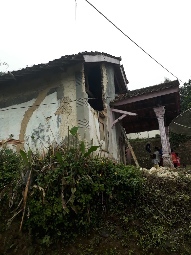 Sejumlah rumah di Sukabumi runtuh akibat gempa, Selasa (10/3/2020). Gempa dengan magnitudo 4,9 dua kali mengguncang wilayah Sukabumi, Jawa Barat, pada pukul 17.18 sore.