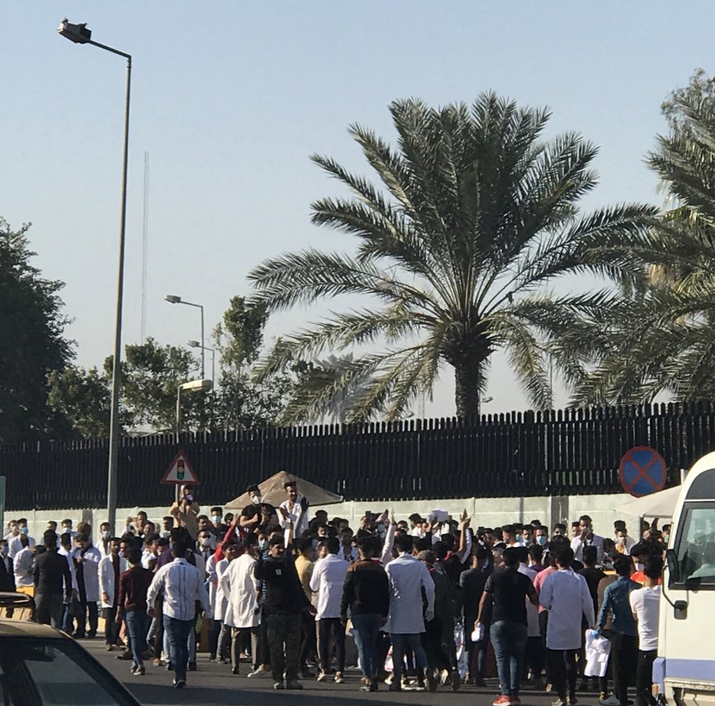 TimesIraq's tweet photo. Demonstrations of Iraqi graduates asking for their rights in front of the ministry of health in #Baghdad.

#Iraqi|s have been protesting against the corruption of their government since October 2019.
And they’ve been killed, kidnapped and tortured by governmental forces&amp;militias. https://t.co/t60KeCbbrx