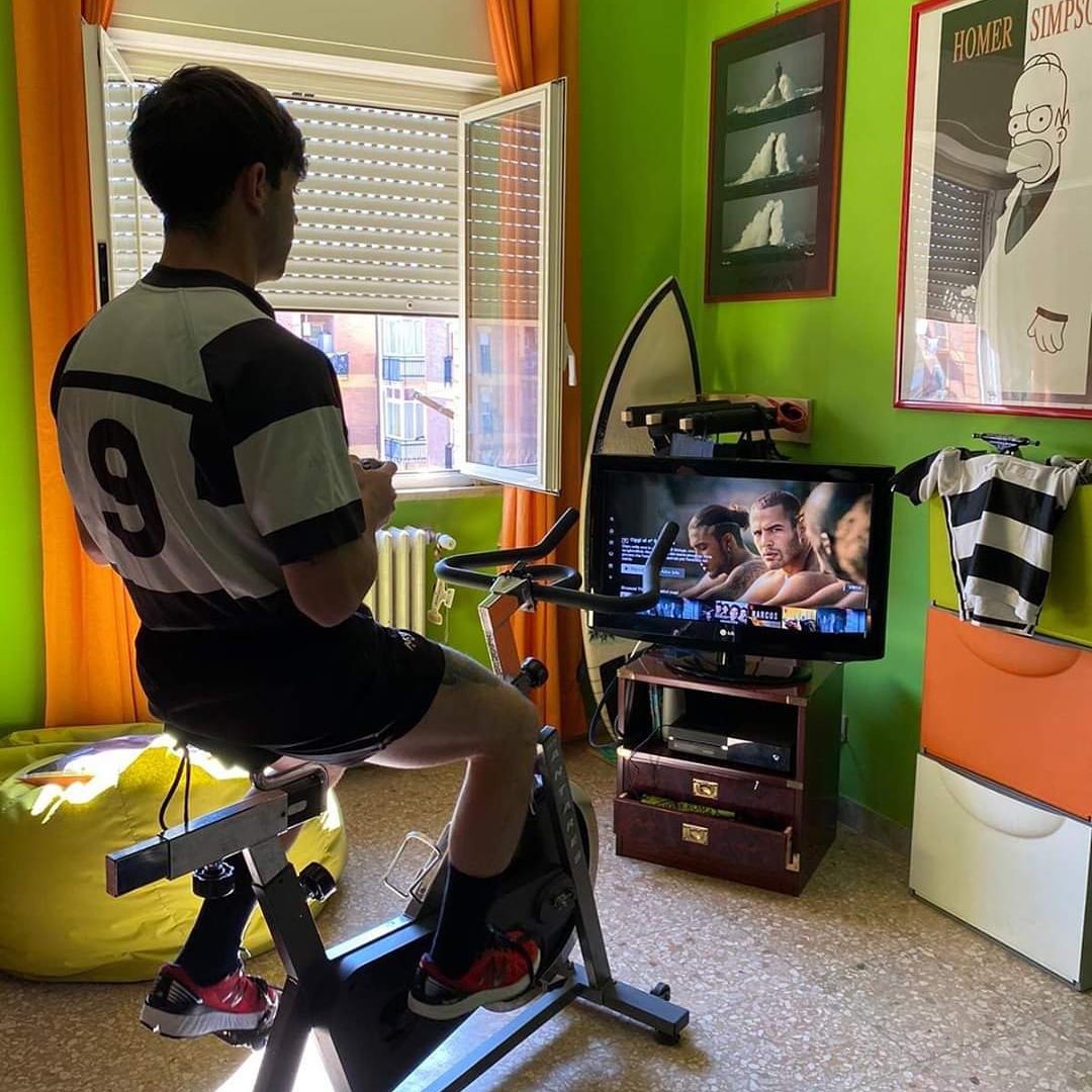 Il secondo testimonial della Rugby Roma Olimpic Club 1930 per #iorestoacasa è il nostro Andrea "Gummy": Cyclette e serieTV per lui... 🏉💚⚪️🖤 <a href="/Federugby/">Italrugby</a>

#distantimauniti #restiamoacasa #covid #coronavirus #rugby #RugbyRoma #RROC1930 #RROCandRoll