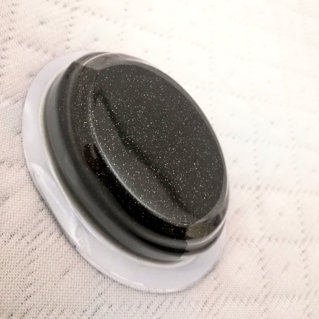 Next we have their bestselling product which is the coalface soap. A somewhat unique low ph soap that claims to treat acne, deep cleanse and also absorb excess oil. It comes in an oval plastic packaging. You can see the glitters on the soap too so pretty omg RM 35 / each