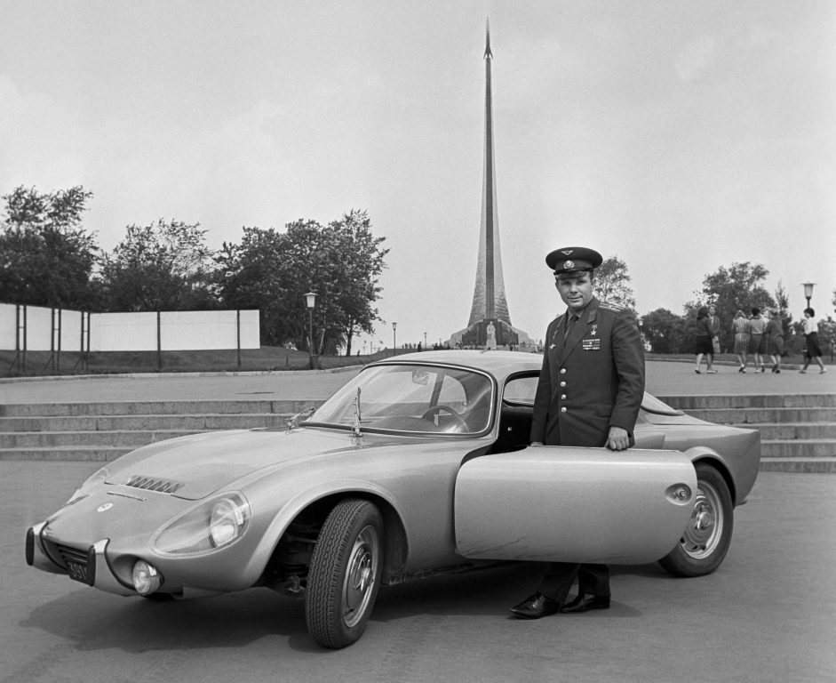 AutomobileLa's tweet photo. #YouriGagarine et la #Matra #Djet ! https://t.co/lVyMGI6f99
