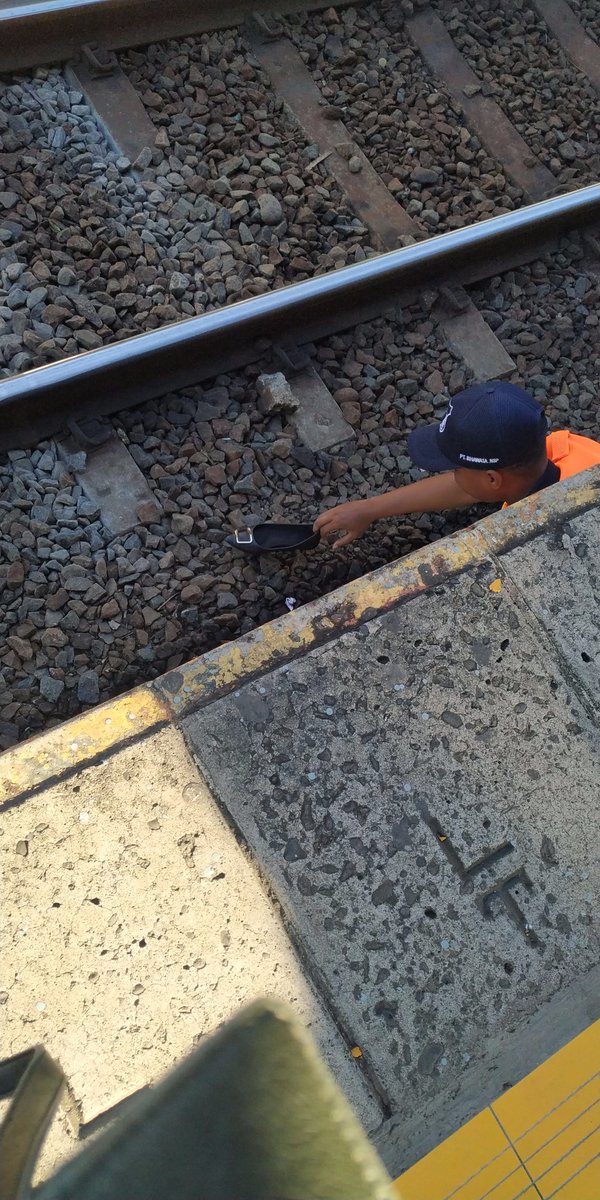 indriaaSR's tweet photo. Akibat ke egoisan yang mau naik tapi gak mau prioritaskan yang mau turun duluan, padahal posisi nya saya pake pin prioritas Alhamdulillah cuma sepatunya. Tolong tiap pagi harus ada securty di gerbong wanita!! @CommuterLine @InfoKRL @PERKA_KRL https://t.co/6hUhdYjz4P