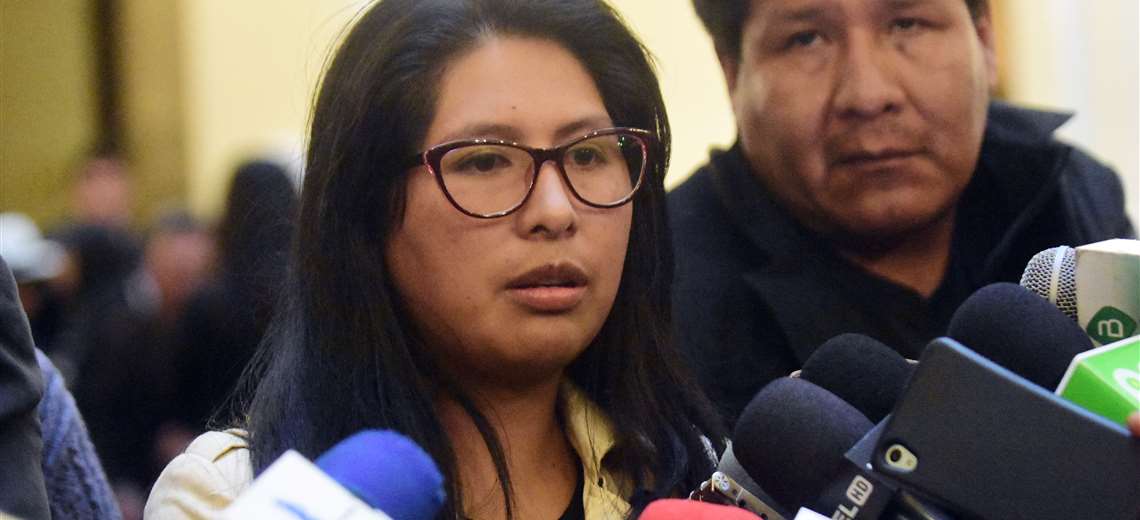 grupoeldeber's tweet photo. #Estasconectado Eva Copa convoca a sesión ordinaria de la ALP para interpelar a tres ministras de Áñez. Las ministras María Isabel Fernández, María Elva Pinckert y Eliane Capobianco deberán comparecer en la Asamblea donde el MAS tiene más de dos tercios. https://t.co/p5Ve06xE6G https://t.co/dEUZIJeCOJ