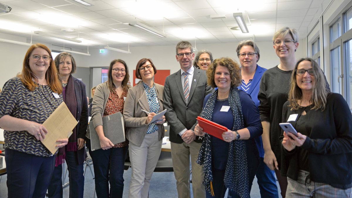 TrierUni's tweet image. Herzlichen Glückwunsch dem Sekretärinnen-Netzwerk der Uni Trier zum 20-jährigen Bestehen! Das #SNW macht u.a. Lobbyarbeit für den Beruf im Sekretariat, stößt Fortbildungen an und organisiert den Erfahrungsaustausch.Was sich das SNW für die Zukunft wünscht: uni-trier.de/index.php?id=6…