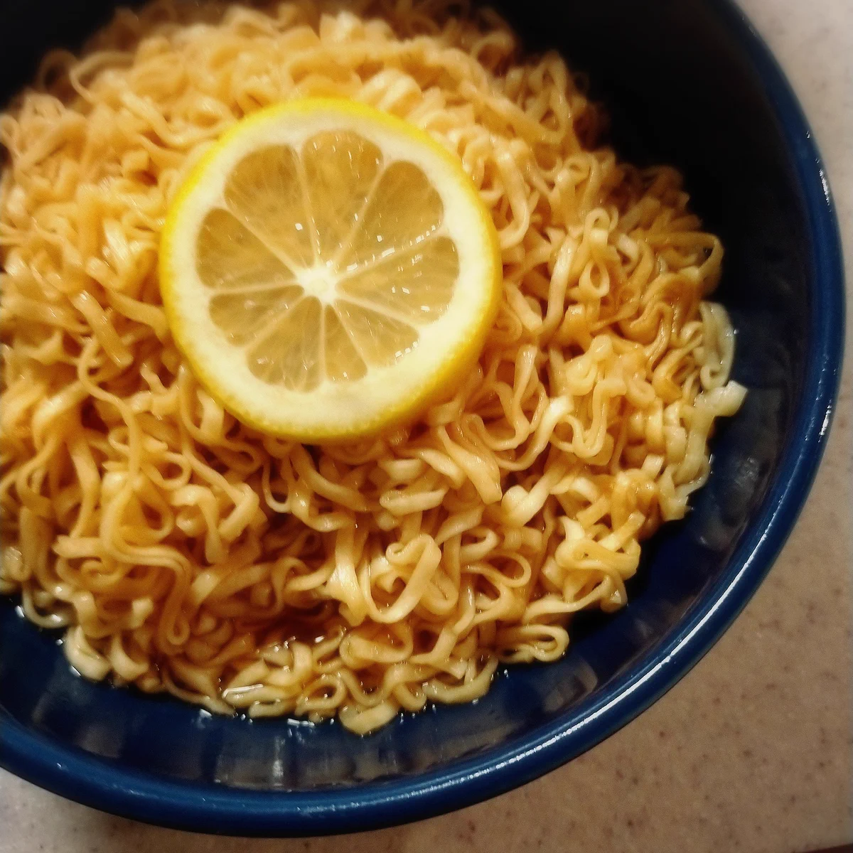 チキンラーメンには卵よりもレモンが合う？！味が締まって美味しくなる！