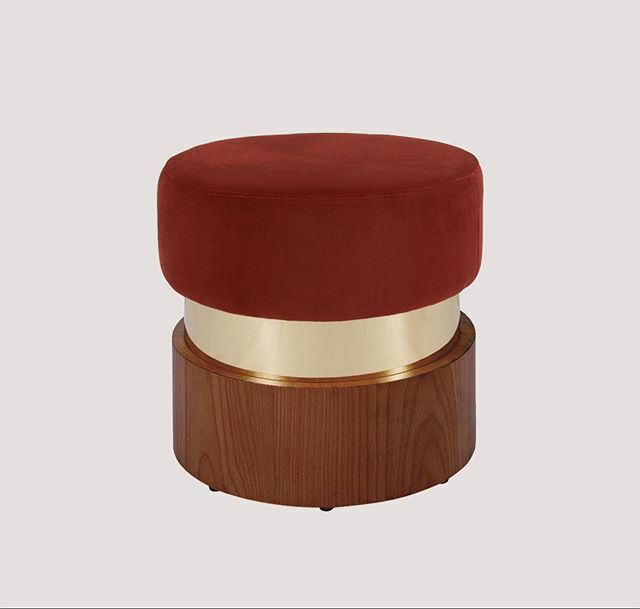 Alicia is a gorgeous statement stool that is the perfect example of functionality meeting style! 💫This cylindrical footstool has a top disc of sumptuous plush velvet, a middle disc of shiny metallic brass and is finished with a base disc of wood. Dre… ift.tt/2Q48Q0v