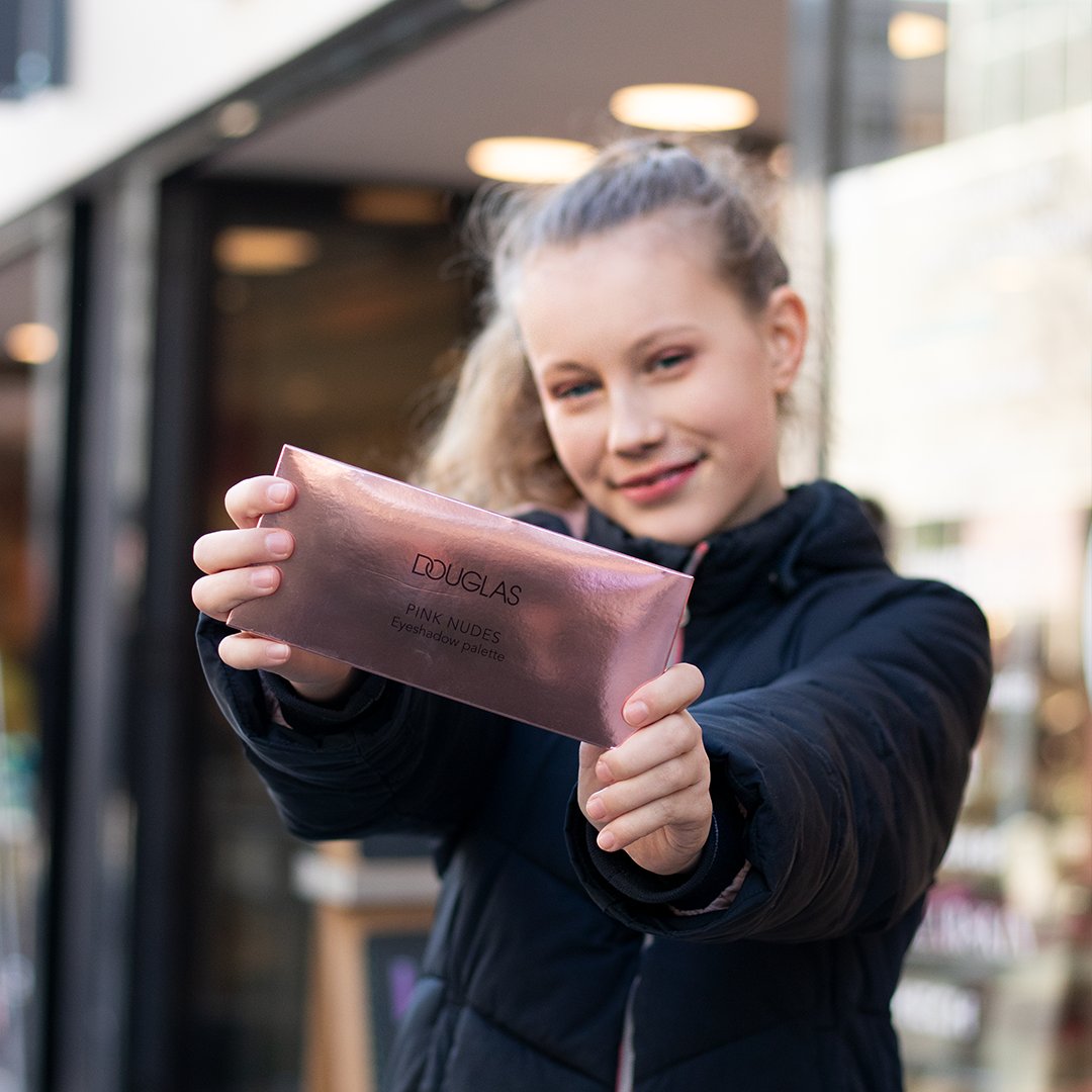 ‘Zoals je ziet houd ik heel erg van oogschaduw. Ik heb eigenlijk elke keer weer wat anders... ik vind het superleuk om te dragen’, vertelt Amber. Ze is weer goed geslaagd bij Douglas! 🙌 #lijnbaanrotterdam #since1953