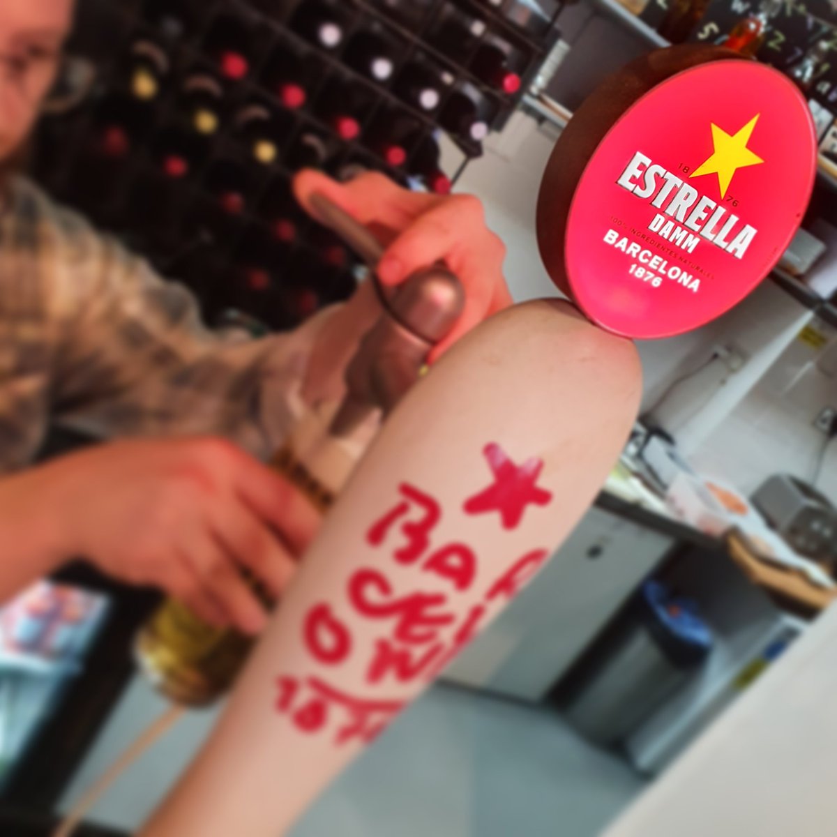 HomeDeli_Bham's tweet photo. We always have Estrella Beer on tap, a lunch time treat. #beer #tap #drinks #drinking #cold https://t.co/MdqM0Herxn