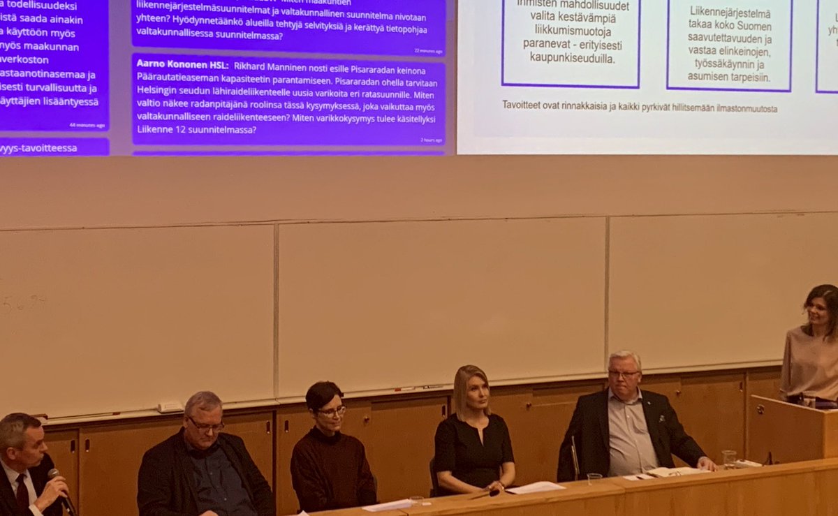 wood_paivi's tweet photo. #Liikenne12 @kaisaleiwo @kauppakamaritku. Priorisointia uskallettava tehdä liikennejärjestelmätyössä. Huomio siihen, millä ratkaisuilla saadaan lisäarvoa. Työvoiman liikkuvuus turvattava saumattomilla matkaketjuilla #liikenne #VLJS https://t.co/wZ7LLkY7hB