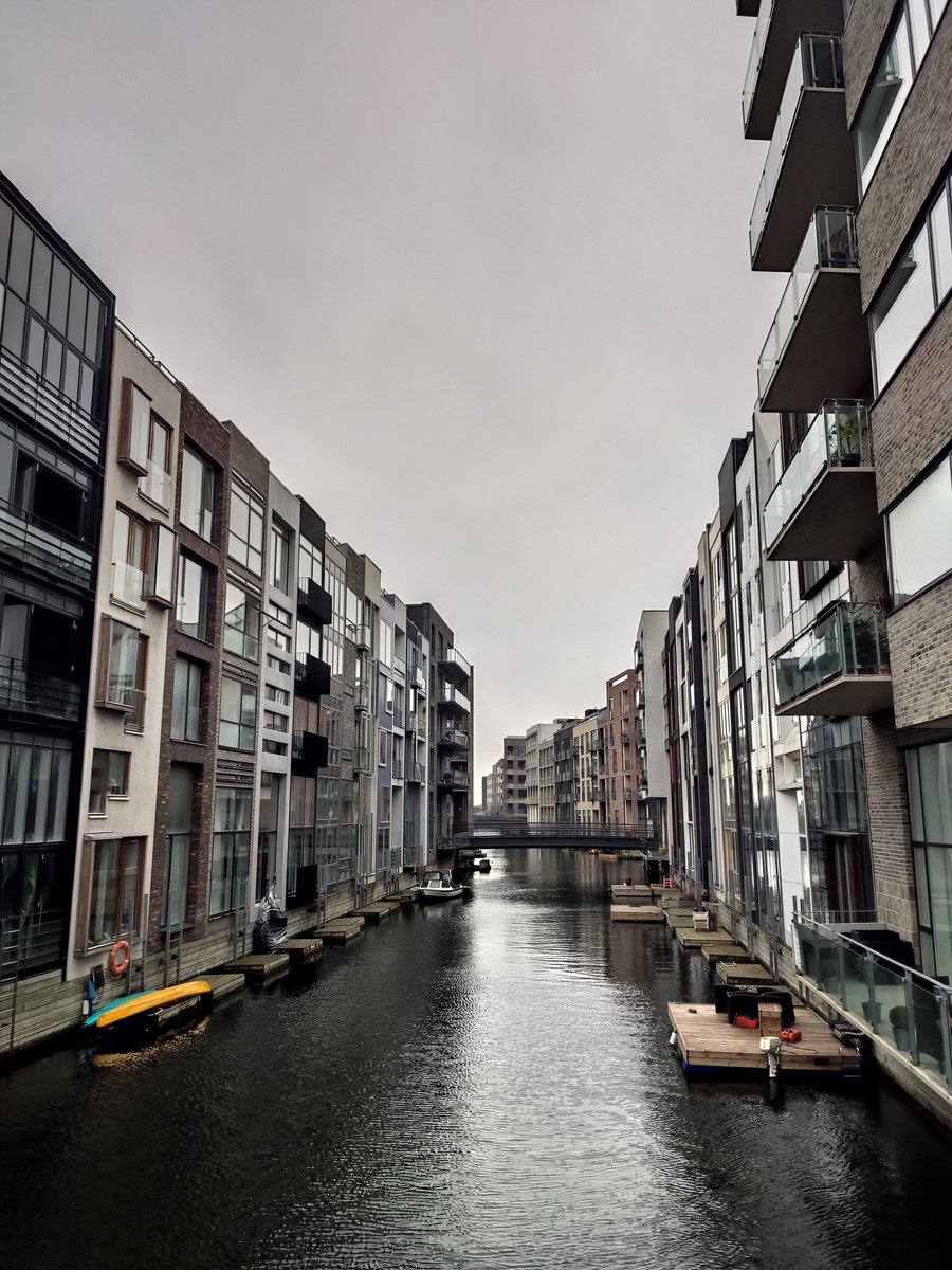 ThomasGuth_'s tweet photo. Copenhague Jour 2. 🇩🇰
Nous avons eu l'occasion de découvrir le quartier de Sydhavnen, ancien quartier de pêcheurs devenu aujourd'hui une extension urbaine réussie, avec un style architectural singulier.
#IATEUR #AssocIATEUR #ESIREIMS #URCA https://t.co/0aUVlM7kIe