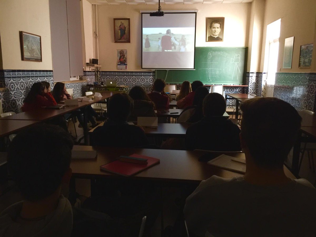 AmpaMeridaSales's tweet photo. 2a JORNADA TALLER D CINE
Tras la 1a sesión dedicada a conocer los entresijos de la escritura de guiones, la 2a jornada estuvo dedicada al estudio del lenguaje audiovisual, con el estudio de la tipología de planos que se emplean para articular una narración cinematográfica. https://t.co/UBCgrfXHFU