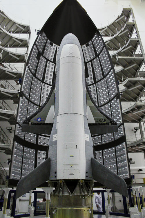 While the space plane looks quite similar to  #Boeing's X-37B, it has to be smaller than its American counterpart. With a wingspan of 4.55 meters, X-37B is housed within the 5.4m fairing of  #ULA's Atlas V 501 or the 5.2m fairing of  #SpaceX Falcon 9. 3/16[Image from Wikipedia]