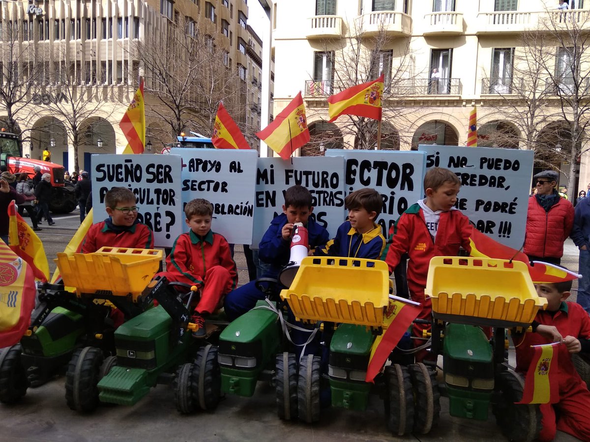 🚜🚜🚜🚜🚜🚜🚜🚜🚜🚜🚜🚜
Miles de tractores toman a esta hora el centro de Zaragoza. #AgricultoresAlLimite defienden las explotaciones familiares de Aragón y puestan por un futuro digno para sus hijos.
<a href="/radio5_rne/">Radio 5</a>