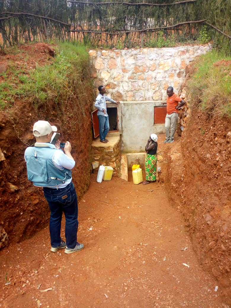 ardekubaho_rw's tweet photo. Today Japan Fund Grant for Environment #JFGE for Environmental Restoration Conservation Agency #ERCA @ERCA_kikin visited the project in Kamonyi, Ntebe village for surface Rainwater harvesting and transforming into clean water to be used for sourounding families @Kamonyi https://t.co/EbXjT3L89O