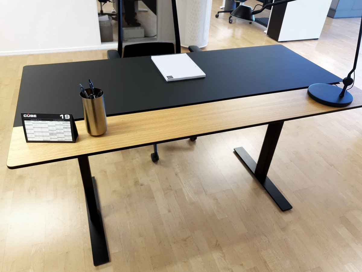 PM_ProjectMeubi's tweet image. Cube Design heeft deze zit-sta bureau &apos;RAW Split&apos; ontwikkeld! Boven de kabelgoot kan deze uit elkaar worden geschoven en dit zorg voor gemakkelijke toegang tot de kabelgoot.
De twee verschillende bladen zijn verkrijgbaar in meerdere materialen. 👌
projectmeubilair.nl/merken/cube-de…
