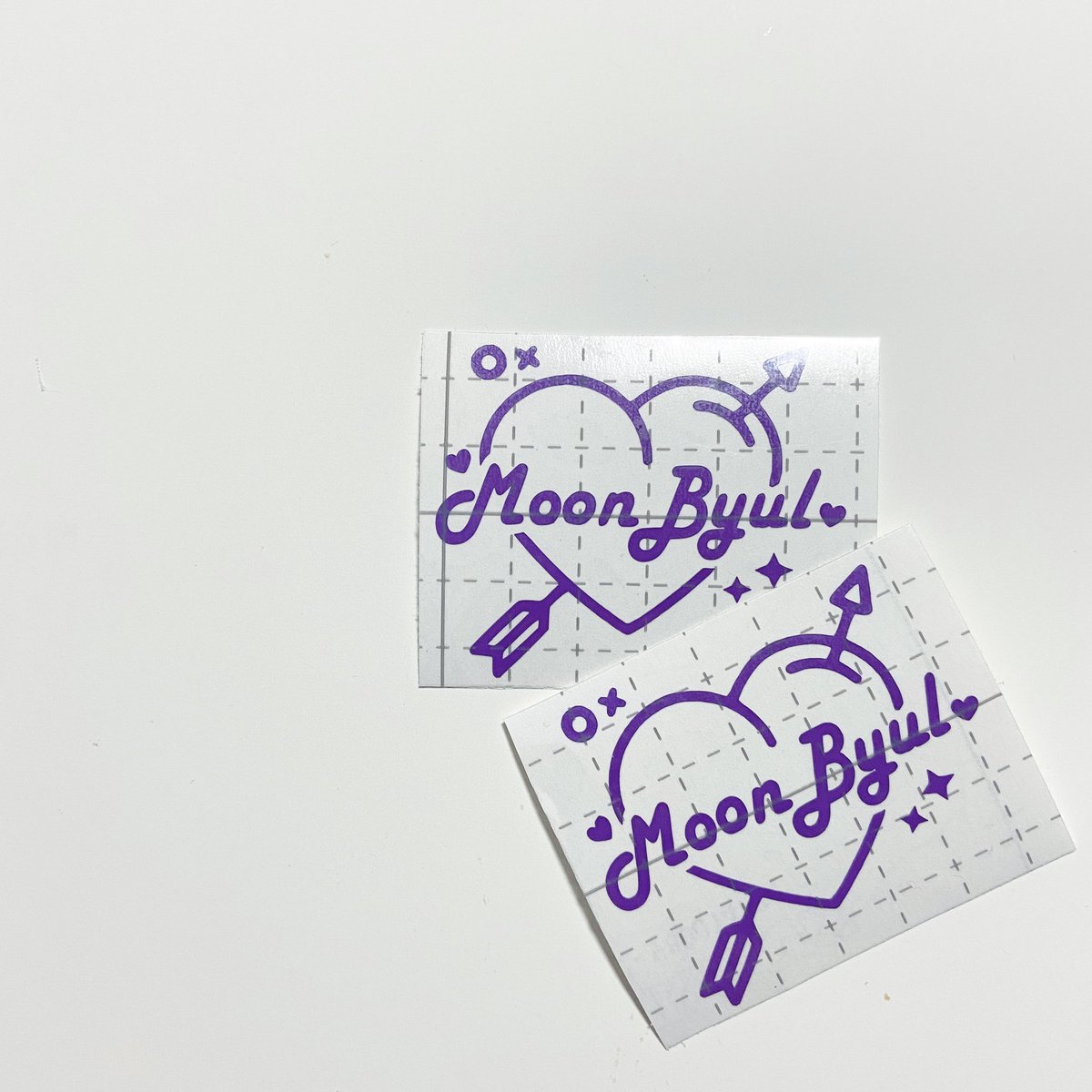 🔮홀로그램 스티커 전문 제작소🔮

✨메인트윗 정독 후 주문
✨1장부터 제작 &amp; 당일배송가능
✨ 디자인도용금지

#홀로그램스티커 #스티커 #도안커미션

위블링 시그니처 큐피트하트도안에
보라색 컬러로 제작된 컷팅 스티커입니다 💖

빠른제작 &amp; 무료디자인커미션 가능합니다