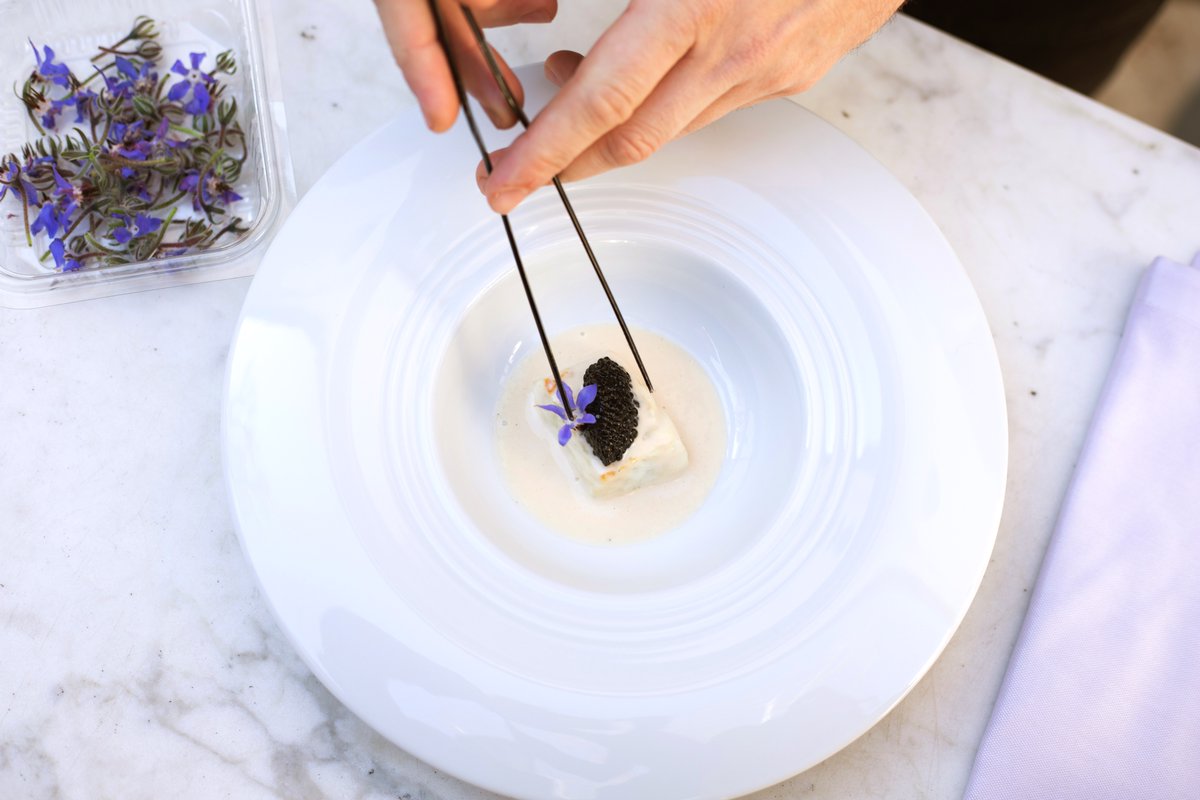 El menú degustación de primavera de los hermanos Torres, una vez más, resulta espectacular. El rodaballo au beurre blanc y caviar es especialmente fascinante. Mídete con las 13 propuestas del nuevo menú por 85 € (con maridaje 125 €).

#DosCielosMadrid