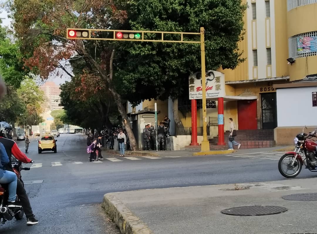 Ahora En la Avenida Francisco Solano, a la altura de la torre Credicard,  también se encuentran funcionarios de la PNB. #10Mar 7:35 AM