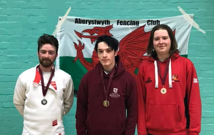 Welsh_Fencing's tweet photo. Congratulations to everyone who competed at the Welsh University Championships over the weekend
----)-------------
Llongyfarchiadau i bawb wnaeth gystadlu yn Bencampwriaeth Prifysgolion Cymru dros y penwythnos https://t.co/KYXD8QB9LP