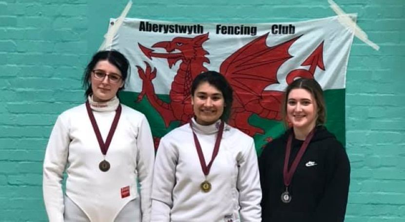 Welsh_Fencing's tweet photo. Congratulations to everyone who competed at the Welsh University Championships over the weekend
----)-------------
Llongyfarchiadau i bawb wnaeth gystadlu yn Bencampwriaeth Prifysgolion Cymru dros y penwythnos https://t.co/KYXD8QB9LP
