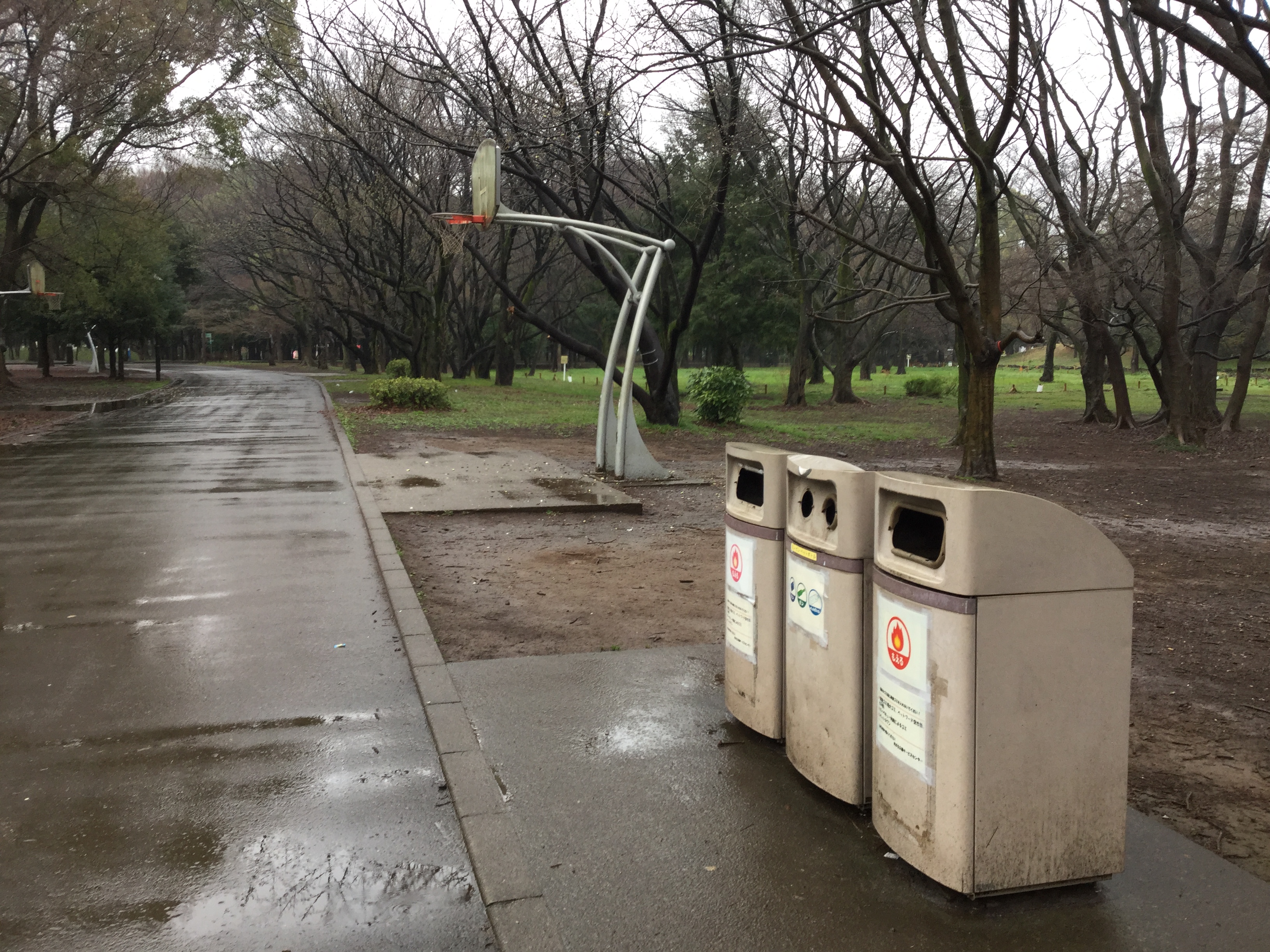 都立光が丘公園 公園 利用者増加に伴い 不法投棄ゴミが増加しております けやき広場の階段エリア バスケットゴールエリアでは不法投棄ゴミ ペットボトル等 が目立っています いずれも近くに ゴミ箱が設置されています モラルをもって使用してくださる方