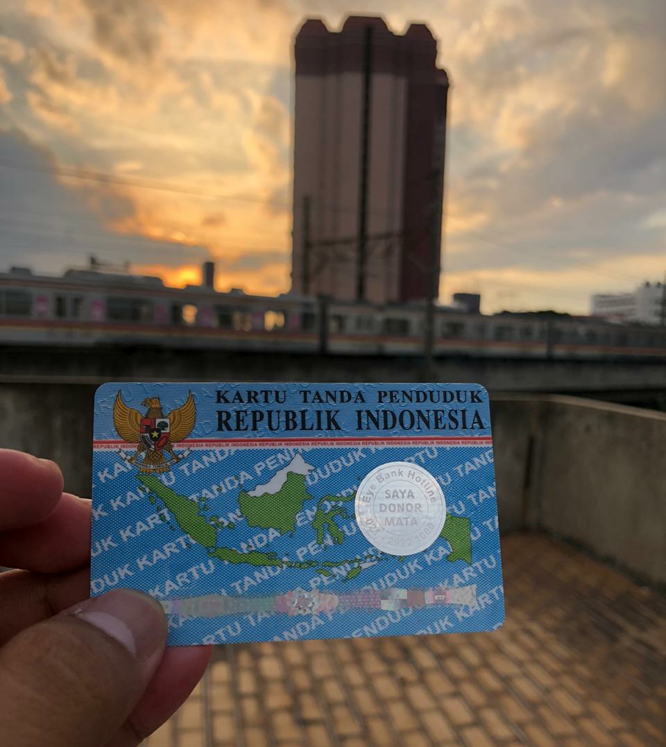 Aku tuh kadang random, suka mikir misal sewaktu meninggal sayang banget ya organ tubuh yang masih bisa bermanfaat buat orang lain harus ikut dikebumikan. Dari situ mulai suka browsing donor organ di Internet dan ketemu lah sama yang namanya "Lions Eye Bank Jakarta" (LEBJ).