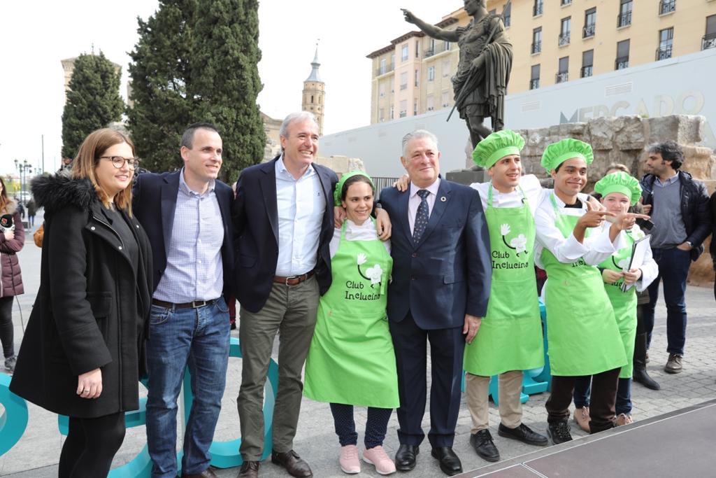 Jorge_Azcon's tweet photo. 👩🏻‍🍳🧑🏼‍🍳 Hemos acompañado a los cocineros de @ClubInclucina por los puestos del @mercacentralzgz 🛍Han comprado los ingredientes para la Gala Benéfica del 23/03 en el Teatro de las Esquinas que servirá para recaudar dinero para el nuevo colegio de @ATADES_ ➡️👏🏼Os animo a asistir https://t.co/q70pytkUgC