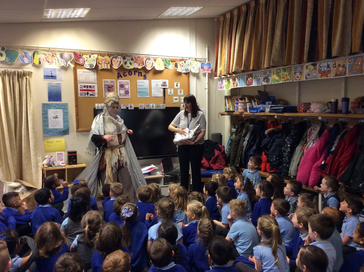 UptonHeathCE's tweet photo. WOW! We found a mystery box with a magic lamp inside! Mrs C rubbed the lamp and a genie appeared, granting her 3 wishes! What a morning in #eyfsuhps 🪔 💫 https://t.co/fLpf2TXc0e