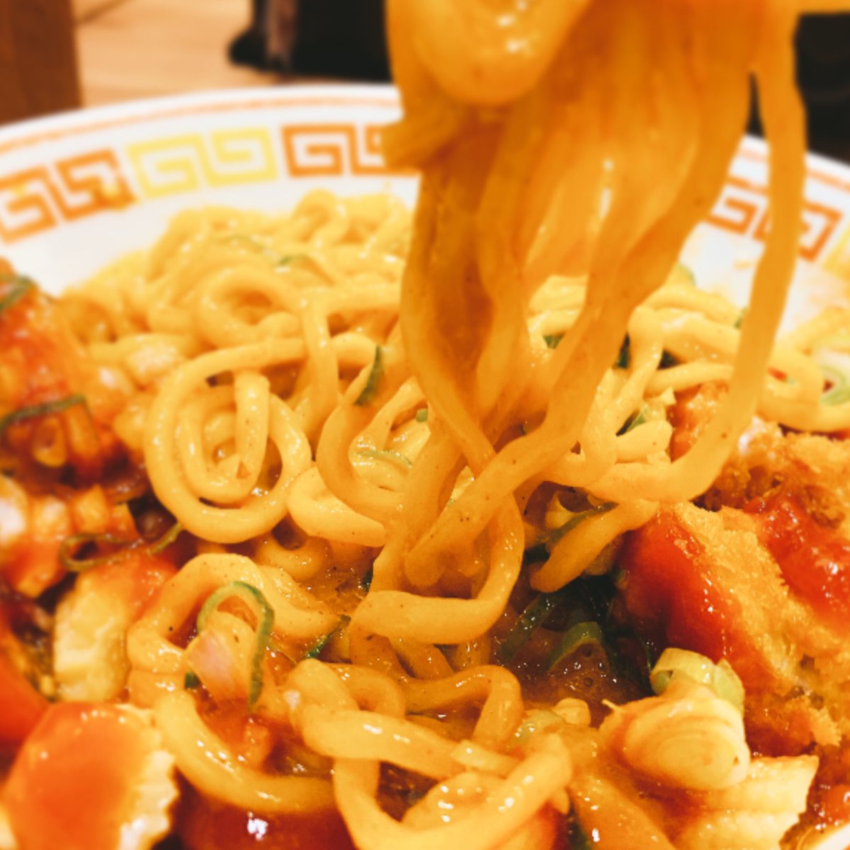 crft's tweet image. 期間限定メニューいただきました🍜🍛
「チャーシューカツカレーまぜそば」

ちょい辛カレーに温玉、ケチャップがマイルドな感じになって美味しかった〜

KITTE丸の内地下1階のラーメン激戦区にて🍜

#一幸舎 #カレーまぜそば #東京駅