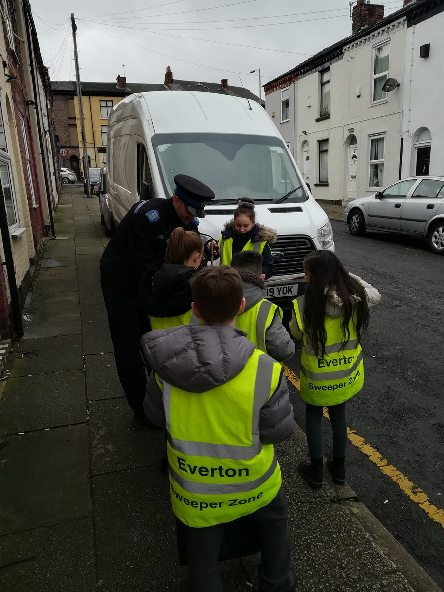 efc_bluemile's tweet photo. Great to be out with @PinehurstP and @MerPolWaltonLn this morning helping @lpoolcouncil in their #cleanup. #SweeperZone #BlueMile @DanCardenMP @LenaForAnfield https://t.co/JuxYpT2Xey