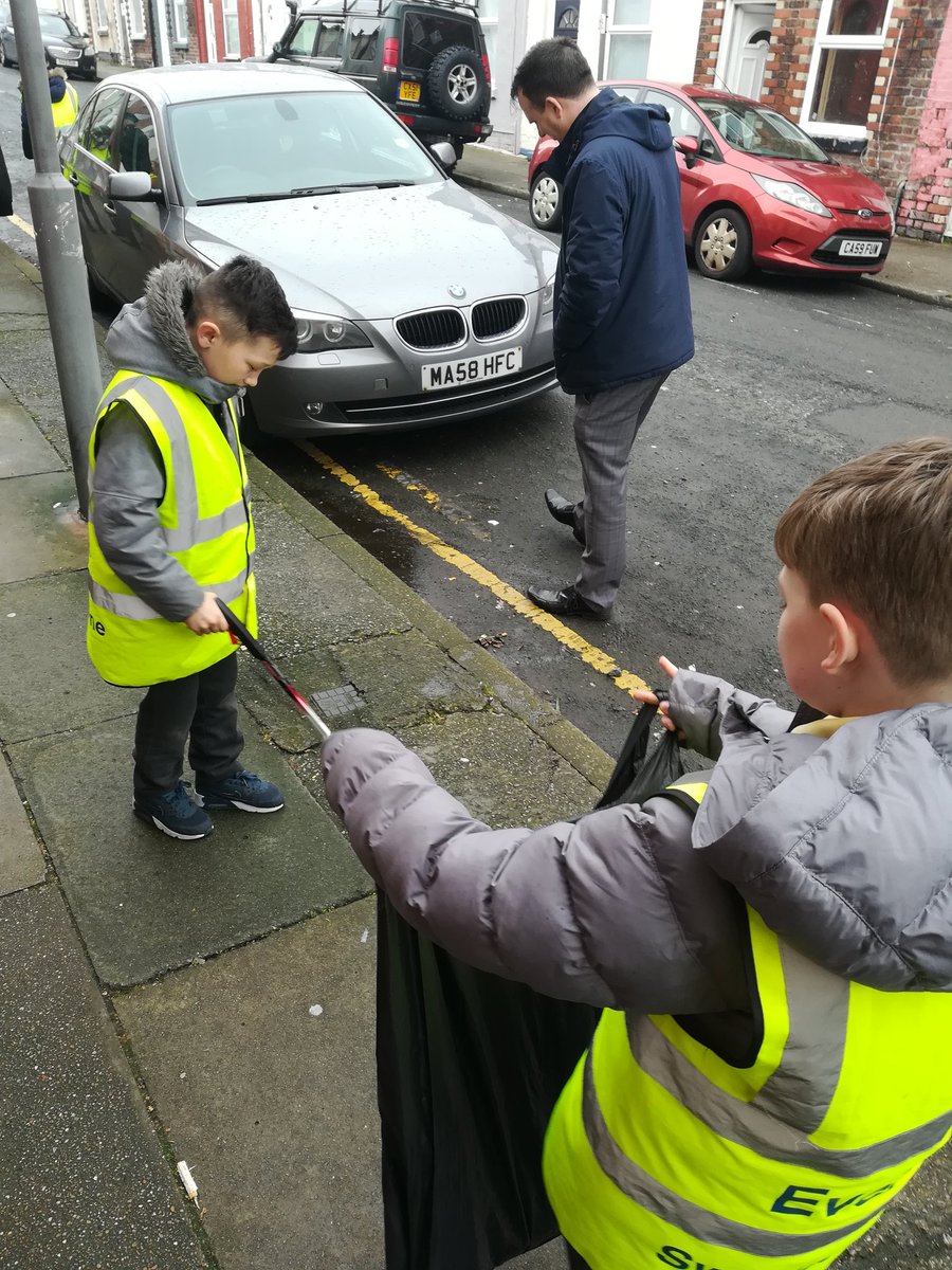 efc_bluemile's tweet photo. Great to be out with @PinehurstP and @MerPolWaltonLn this morning helping @lpoolcouncil in their #cleanup. #SweeperZone #BlueMile @DanCardenMP @LenaForAnfield https://t.co/JuxYpT2Xey