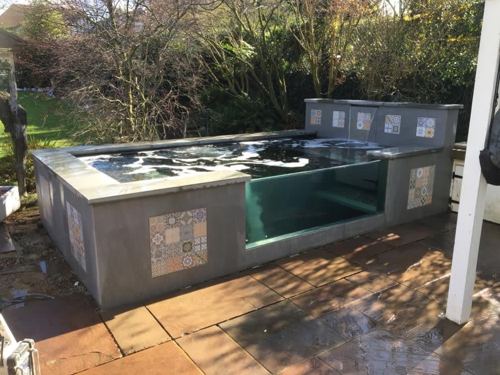 The window is in and the pond is finished! Looking great with the dome air stone installed. Can’t wait to see it running at night with the lights. Next job to introduce the fish to their new home! #Koi #pond #raisedpond #pondwindow #gardendesign #waterfeature #bubbles #newhome