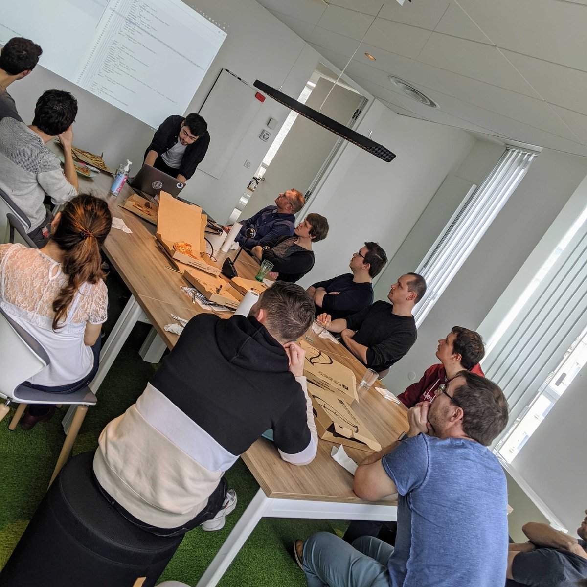 liksi_FR's tweet image. 💬 #MidiTech | Ce midi Corentin @Bichonche
 nous fait une introduction à #Elasticsearch 🐙
Bon appétit 🍕
#ES #ELK #logstash #kibana
