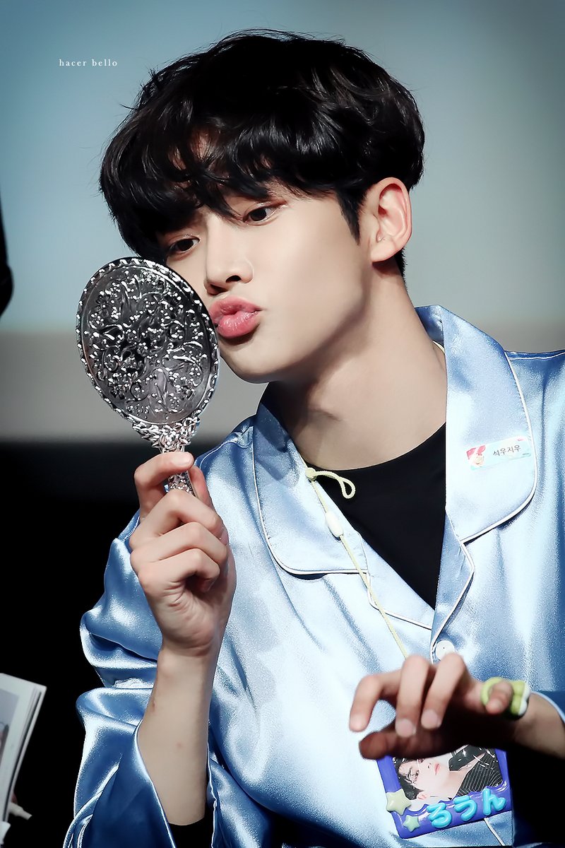 HacerBello's tweet photo. 190310 거울보는 큰 토끼 미남🐭🐰🐇💛💙
#로운 #ROWOON #ロウン #金路云 #SF9 #에스에프나인 https://t.co/8mFGcz2MyG