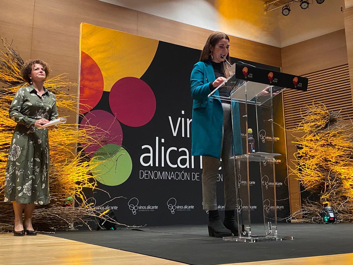 RectorUMH's tweet photo. Enhorabuena a los galardonados en la entrega de Premios Vinos Alicante DOP @Vinos_ALICANTE #VinosAlicanteDOP #winecanting https://t.co/0dgIJrI8cM