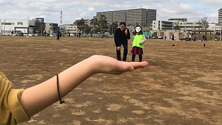 ট ইট র 市進の学童 ナナカラ なんだか不思議 先生やお友だちが巨人の手のひらに乗ってます いろんな遊びを考えますね 公園では 遠近法のトリック写真にハマったり サッカーや野球でカラダを思いっきり動かしました ナナカラ 学童保育 市進