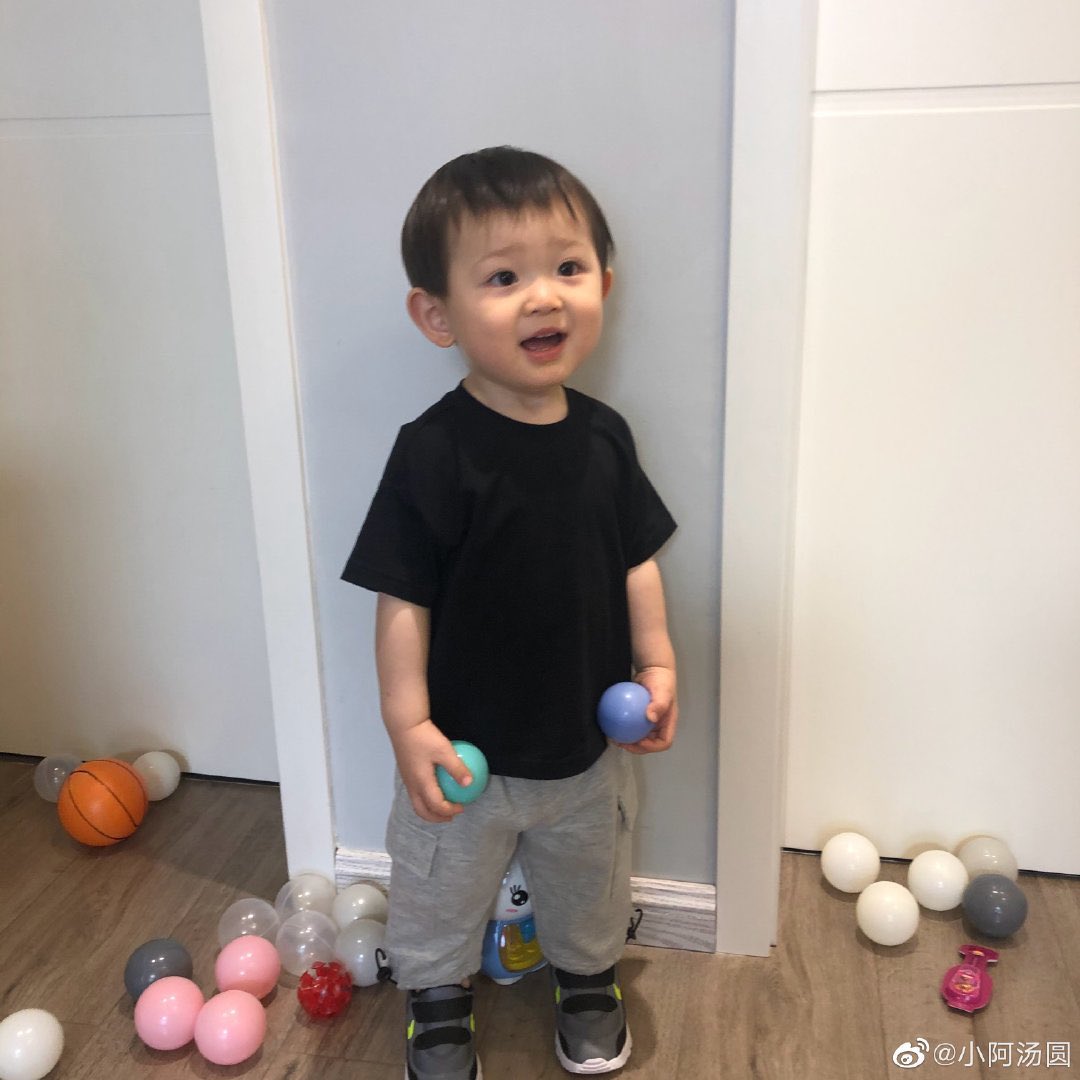 _exol_cb2's tweet photo. "น้องชัลครับกินข้าวเร็ว"
"..."
"น้องชัล?"
"..."
"เชี่ย!ลูกหายไปไหนวะ...น้องชัลครับ!!"
"ไยป๊า"
"หนูอยู่ไหน!"
"อยู่เน้"
"อยู่นี่อะอยู่ไหน"
"อยู่เน้ไง!"
"ไหน!"
"โด่! ก้มลงมาเซ่! ฮึ่ย💢" https://t.co/eN2wQVOpOo