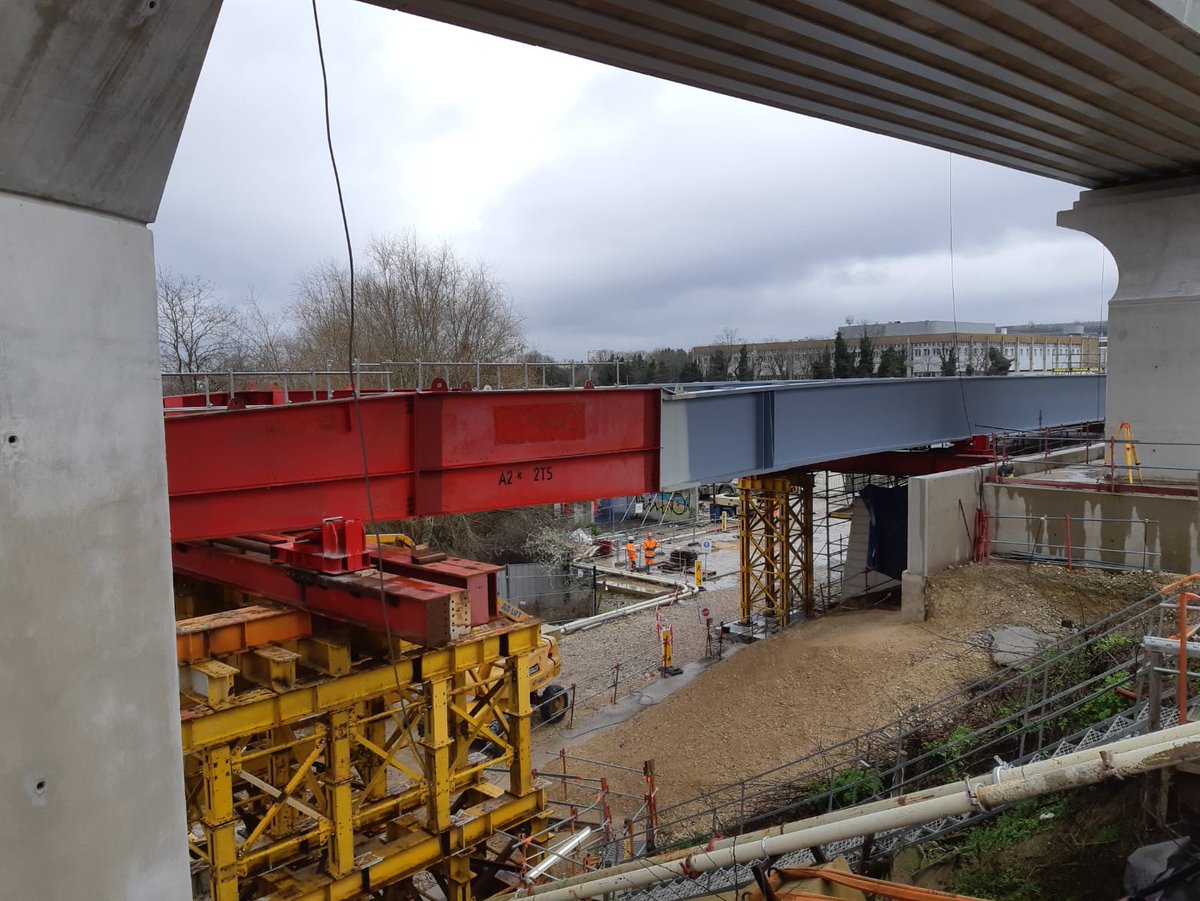 En parallèle, un autre chantier #Eole avec le 1er lançage de 24 mètres de la passerelle piétonne sur le Saut de Mouton de Bezons! Bravo aux agents malgré la pluie!  #LeReseauAvanceIDF