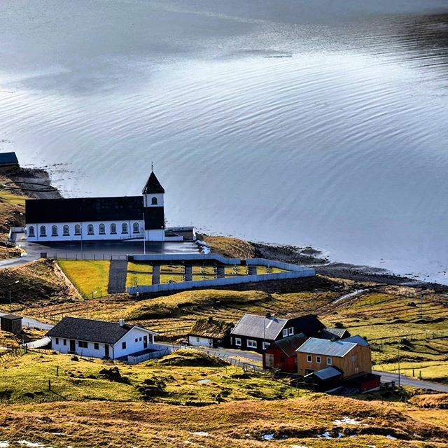 Flesjar's tweet photo. #Norðskáli, #færøysk bygd. #Kirken har #altertavlen midt i bygningen. Under høytidsgudstjenestene sitter folk både foran og bak altertavlen. #visitfaroeislands #islands #winter https://t.co/ddHHpNmz8L https://t.co/gDqqUzuuwX