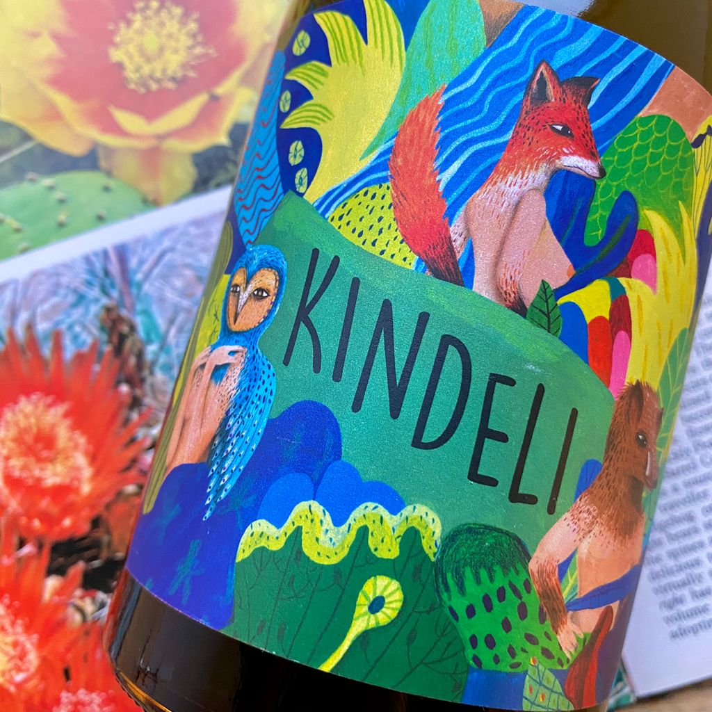 Alex Craighead is producing some of Australia's best raw wines and this vintage was made from Chardonnay (60%) and Sauvignon Blanc (40%) from three different vineyards. Find Kindeli Blanco online now: buff.ly/3aH82qs