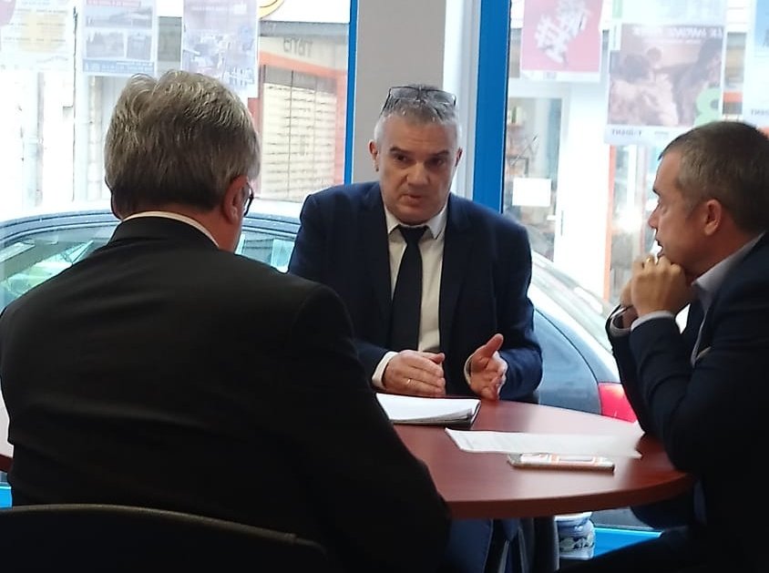 PourValognes's tweet photo. Débat entre @Rodriguez_Fab et Jacques Coquelin dans les locaux de la Presse de la Manche. Des différences marquées. Pour nous : recours alternatif à la médecine salariée, pas de nouvelle école route de Bricquebec. https://t.co/bKYJb6nN11