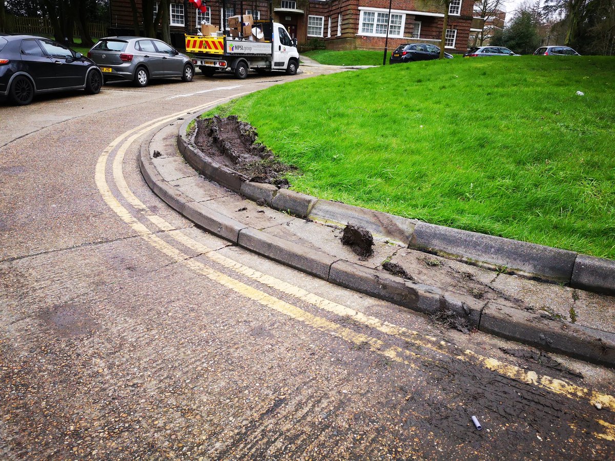 HillcrestRA's tweet photo. This was done by the scaffolding lorry yesterday and his been reported to @homes4haringey to ensure it is fixed at no cost to residents https://t.co/d7S3tWzb1X