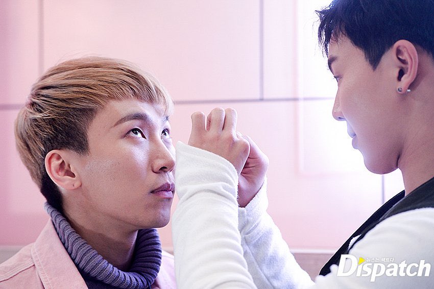 shownu putting fake lashes on eunkwang 