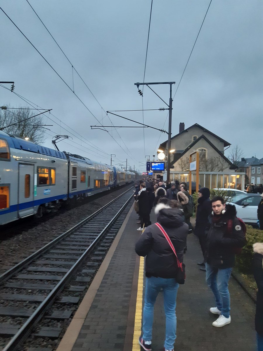 Chaos en vue à Berchem !
Les pax du 17h46 en panne ETCS débarqués en attente "d'un train devant les emmener à Bettembourg "... on parie combien que c'est le 18h09 qui est plein comme un œuf ? <a href="/avtermel/">AVTERML-FNAUT</a> <a href="/TER_Metz_Lux/">Ex Usager TER Metz-Luxembourg</a>