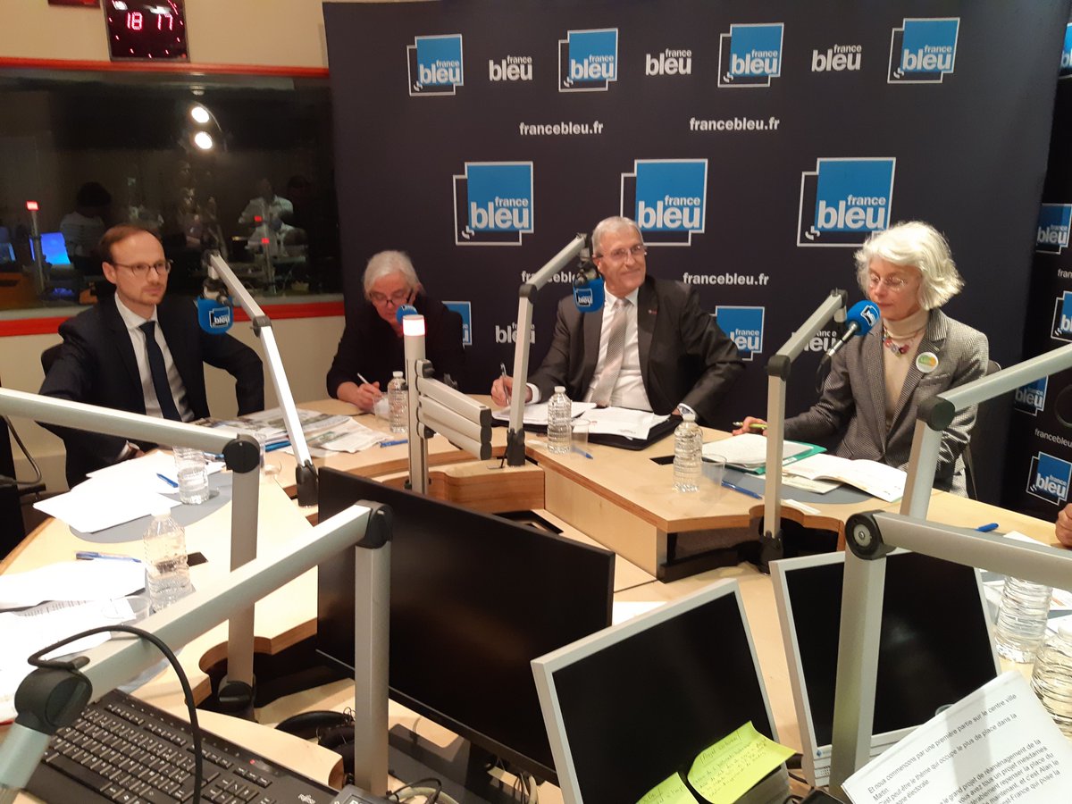 Quelle place pour le vélo à #Laval ?
- Isabelle Eymon pour <a href="/LavalEcoloSolid/">Laval Ecologique et Solidaire</a> propose un vrai "plan vélo" chiffré à 4,5 millions d'euros, sur l'ensemble de la ville puis sur l'agglo à terme, avec des autoroutes pour vélos. Il faut des aménagements sur des points dangereux.